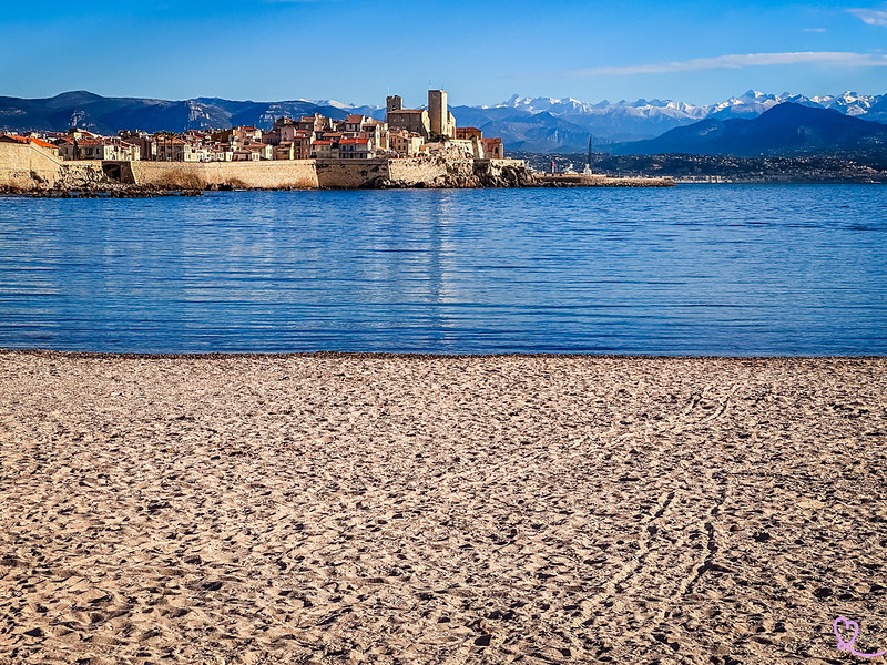 Discover our review and photos of Plage du Ponteil in Antibes!