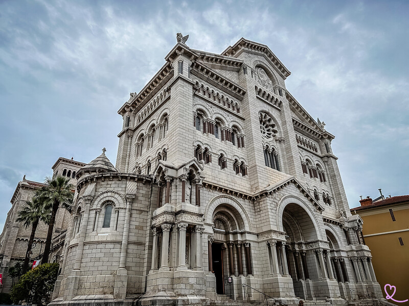Lea nuestro artículo sobre la catedral de Mónaco