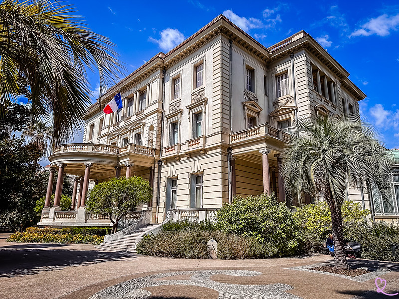 La facciata sul mare di Villa Masséna a Nizza.