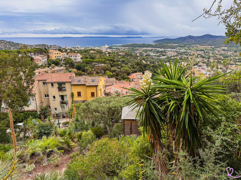 que faire village bormes mimosas visiter